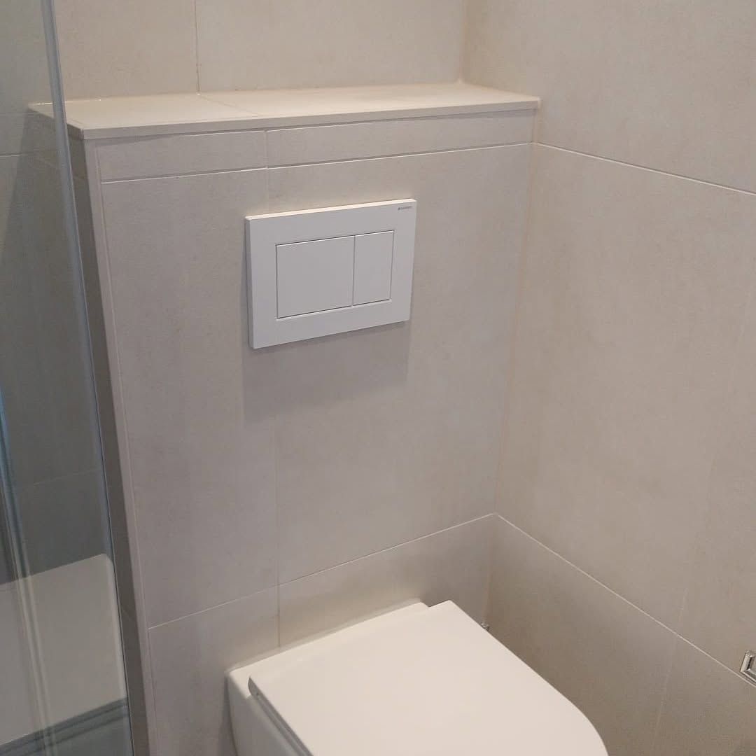 Hangend toilet met inbouwreservoir in lichte tegels