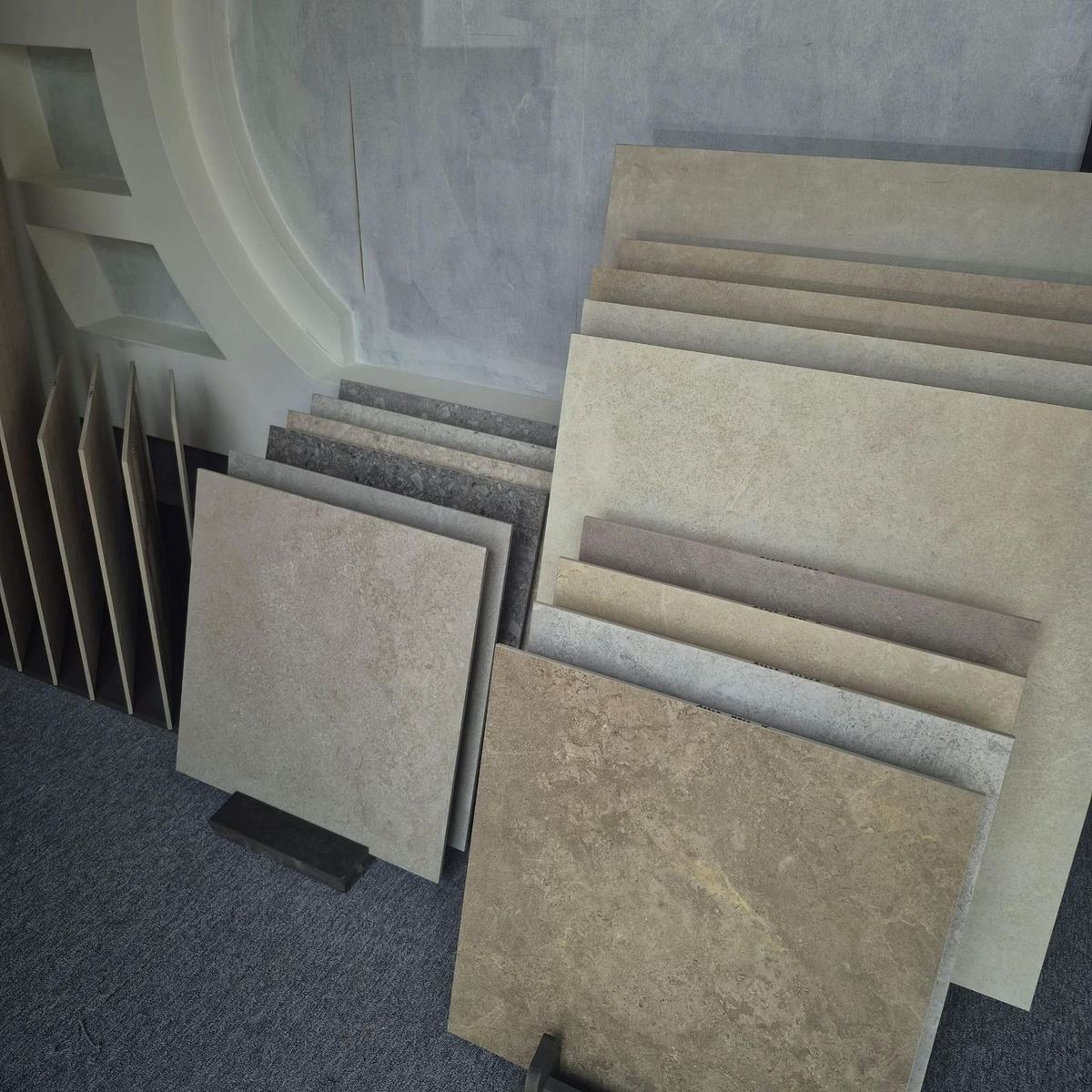 Tegelstalen in natuursteenlook uitgestald in de showroom
