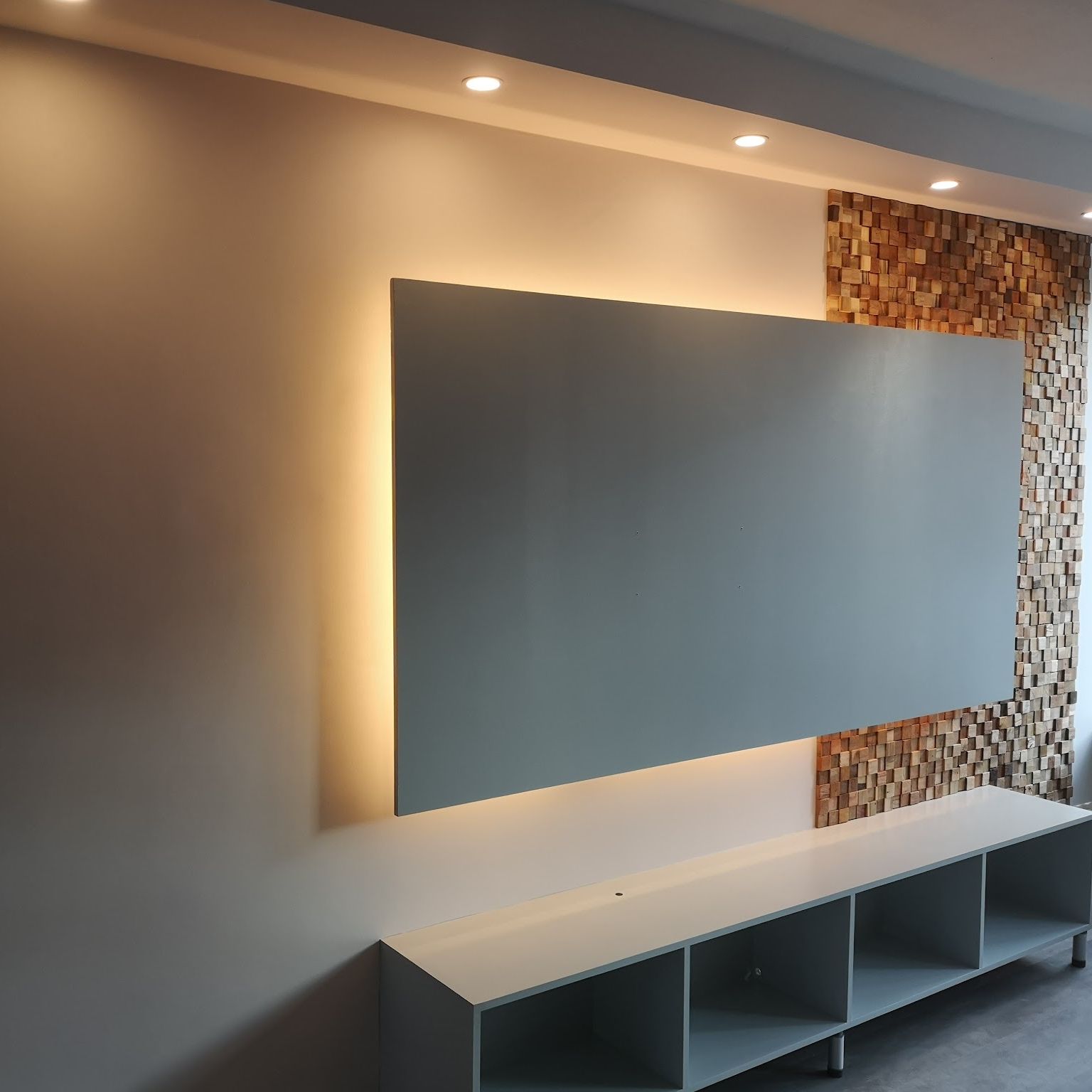 Tv-wand met indirecte ledverlichting en een paneel van houten mozaïek